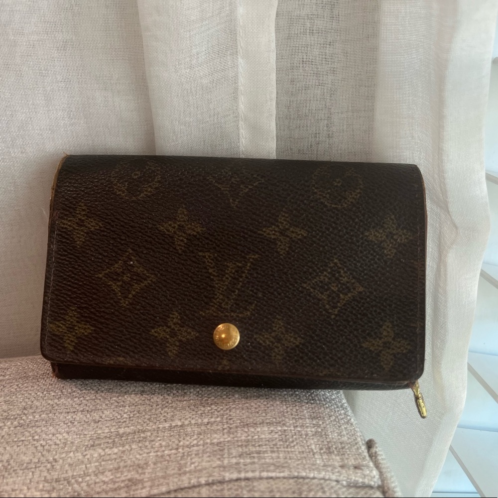 Authentic LOUIS VUITTON medium bi-fold wallet in Monogram